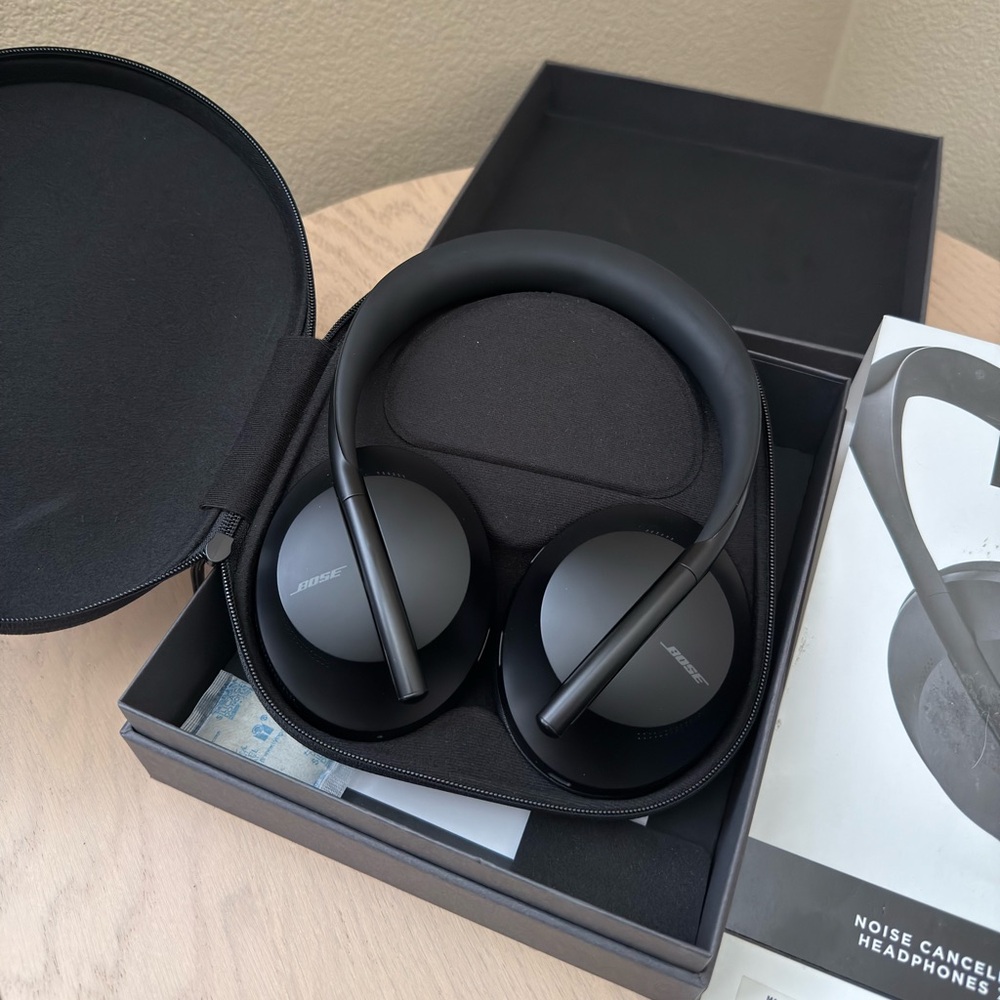 📌SOLD ON OTHER WEBSITE. Bose - Noise Cancelling Headphones 700